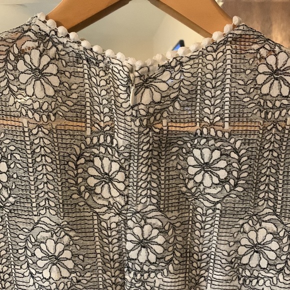 One One Six woman’s dress. Black and white lace size small - Picture 9 of 9